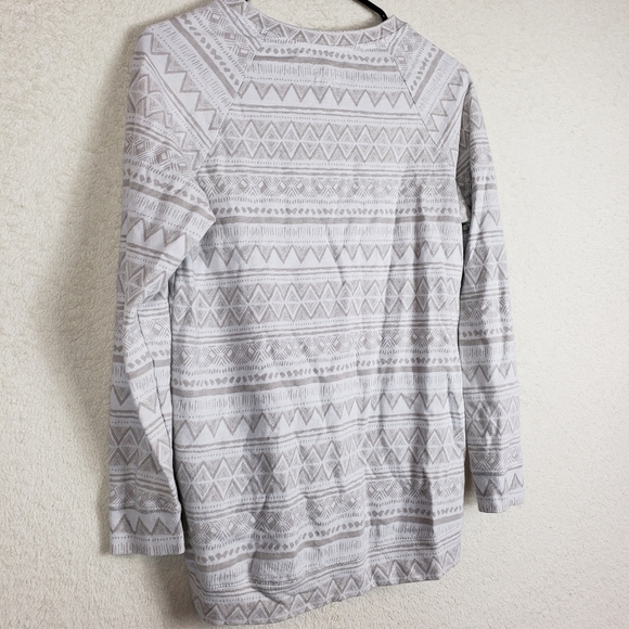 3/$15 La hearts cute aztec sweater size small - Picture 5 of 7